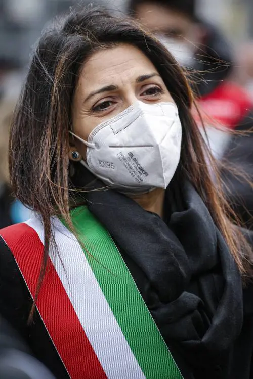 Raggi furiosa con Conte: "Ora chiamo Grillo". Dibba scrive a Travaglio per avere più spazi