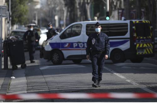 Francia, entra in un commissariato e uccide una poliziotta: "Ha urlato 'Allah Akbar'"