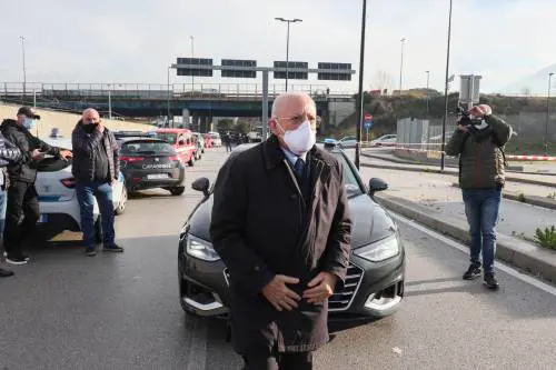 De Luca imita la Murgia "Figliuolo tolga la divisa"