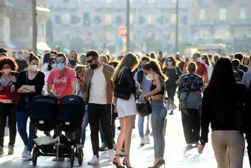 Assembramenti da nord a sud, l'Italia anticipa la zona gialla. A Milano intervengono i carabinieri