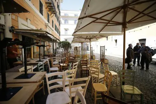 Ristoranti, cinema, negozi, sport: chi riapre (e chi no)