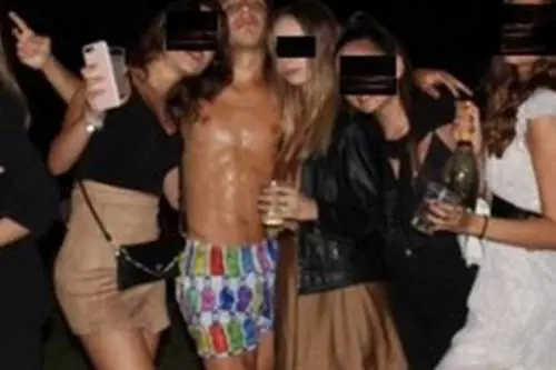 Da Ciro Grillo & Co. scuse choc per le foto hard alla ragazza addormentata