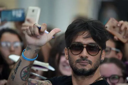 "Brumotti gonfiato, a noi offrono caffè". Polemica per le parole di Moro
