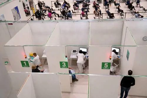 Lombardia, basta AstraZeneca. "Da ora soltanto per i richiami"
