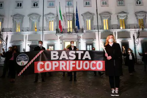 "Lega e Fi al lavoro per togliere il coprifuoco". La Meloni scende in piazza