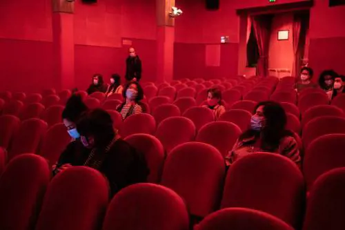 La rivincita dei cinefili: tutti in fila all'alba per il primo spettacolo del dopo-pandemia