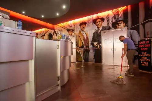 Chiuso un ristorante su due. Cinema e teatri in affanno. Ecco il Paese che non riparte