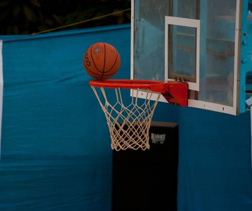 Basket, l'allenatore perde le staffe e dà un ceffone alla giocatrice 17enne