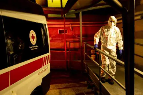 Marocchino ubriaco cacciato dal locale. Litiga con tre ragazzini e li investe