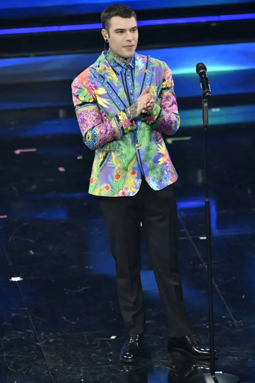Fedez fa il dito medio alla leghista: "Mi spiace per tuo figlio"