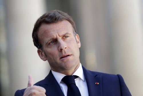 Francia, l'esercito di ex generali contro Macron. "Difenderemo il patriottismo dall'islamismo"
