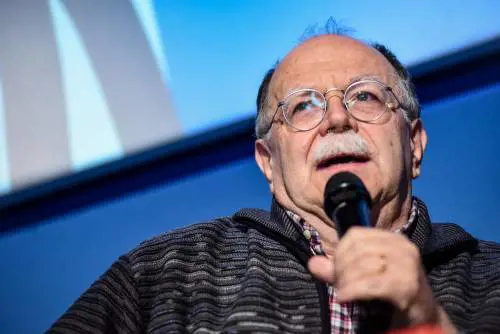 Walter Siti piccona la statua ducesca di Antonio Scurati