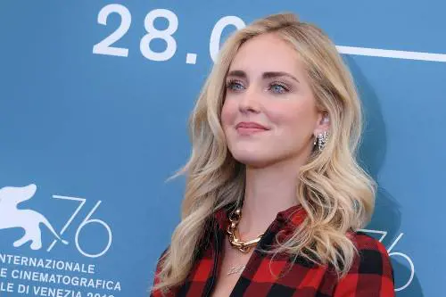 Chiara Ferragni mostra la "pancia", ma il messaggio di body positive scatena la polemica