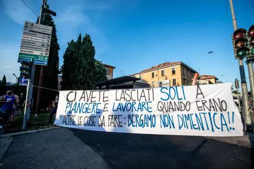 "Venga in tribunale". I famigliari delle vittime inchiodano Speranza