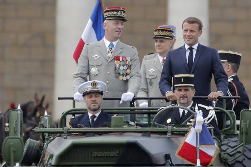 Perché i generali "dichiarano guerra" a Macron