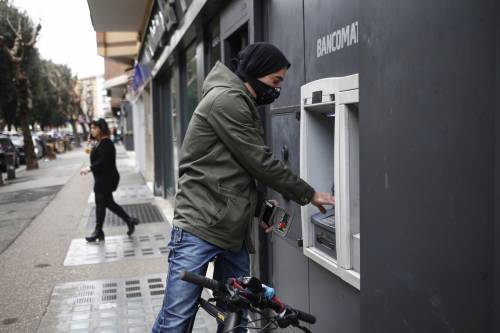 La banca che chiude i bancomat: cosa cambia sui contanti