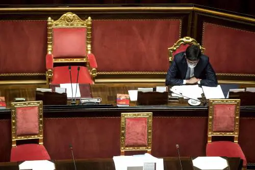 Speranza si autoassolve: "Non si gioca con il virus". E la maggioranza lo grazia