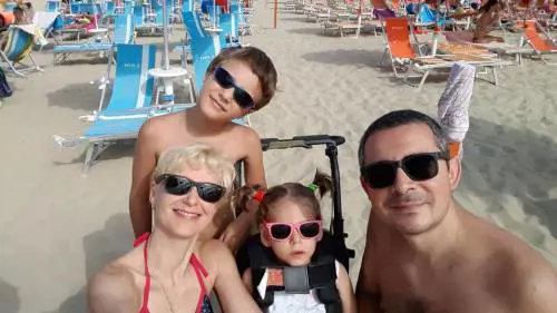 "Tutto cambiò con la prima crisi". La "mamma rara" che combatte per la figlia