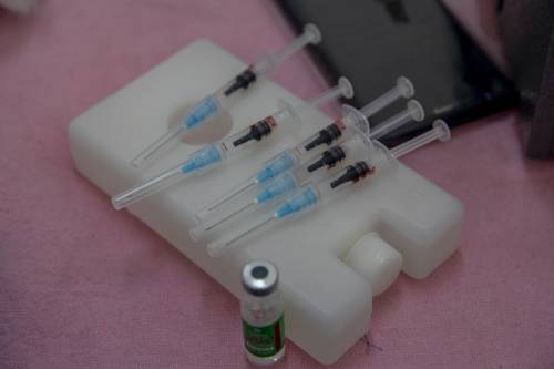 Così le Big Pharma strangolano i Paesi affamati di vaccini