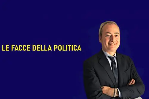 Il senatore che dorme con la cravatta e ha in mano il ddl Zan