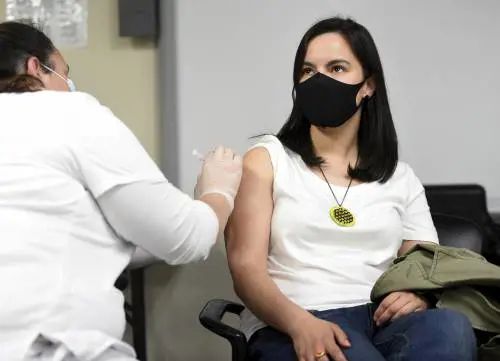 Scoppia il caos vaccini: "Pfizer dopo 21 giorni". AstraZeneca per 50enni