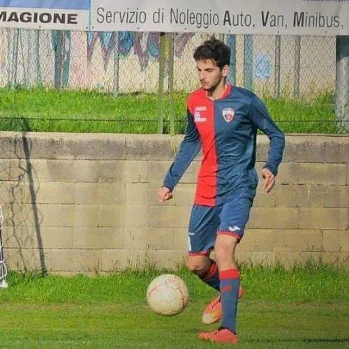 Giallo sul calciatore trovato morto. Indagata una trans