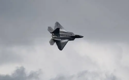 Tessitura della seta sui jet: il mistero dietro le crepe sul caccia stealth