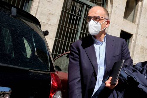 "L'estate...", "Messo male...". Ed è lite Letta-Salvini