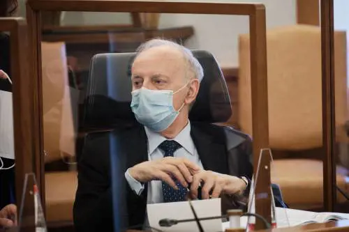 Carte per un anno in mano a Davigo. Lui ora si difende e spara su Greco