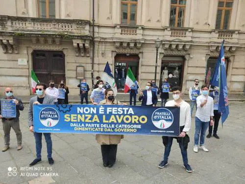 "La sinistra odia certi lavoratori". Primo maggio di scontri