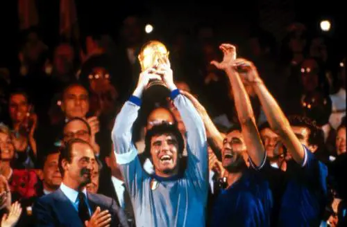Dino Zoff: "Ecco chi è il portiere più forte. Questa è stata la mia parata più importante..."