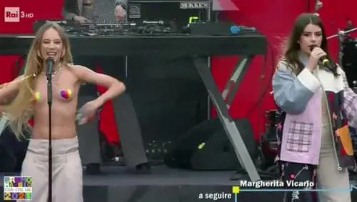 Il blitz al Concertone: c'è il topless di Chadia Rodriguez