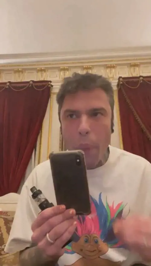 "Le chiediamo di adeguarsi". Fedez pubblica la telefonata della Rai