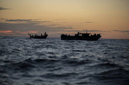 A Lampedusa sbarcano in 1.400: isola al collasso. In Libia scalpitano altri cinquantamila