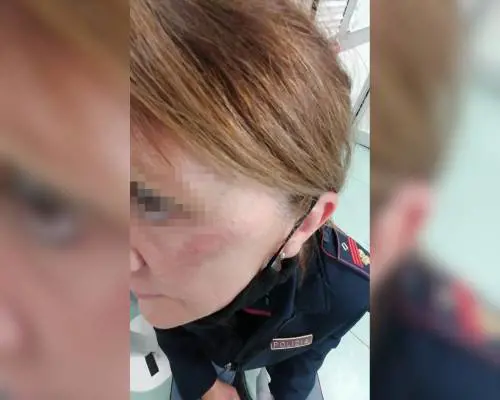 Calci e pugni contro l'agente: la furia della donna durante il controllo anti Covid