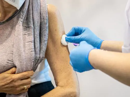Il vaccino ai guariti è utile? Tutti i dubbi sulle direttive di Speranza