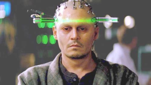 Transcendence, il film del 2014 che prevede l'arrivo di un virus nel 2021