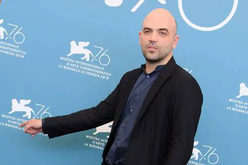 Saviano va a processo per insulti alla Meloni. Il vizio dei radical chic