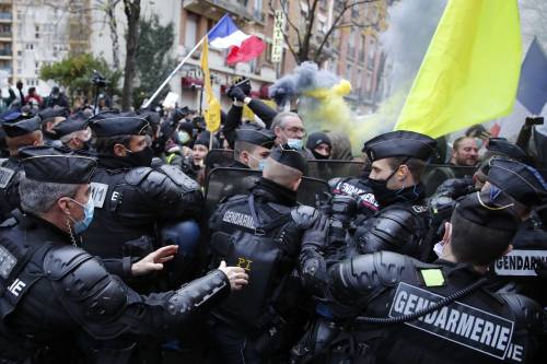 "A un passo dalla guerra". Perché la Francia è una polveriera