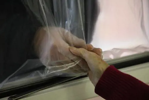 Pass, rotazioni e tamponi: le Rsa riaprono alle visite. "Ma serve ancora cautela"