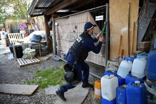 Mega traffico di rifiuti: sgomberato dopo 50 anni il campo di via Bonfadini