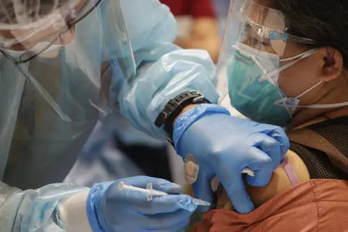 "Il vaccino non lo facciamo", 300 sanitari ricorrono al Tar