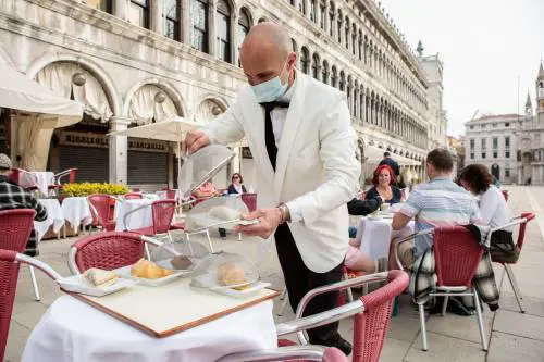 L'allarme dei sindaci e degli albergatori: "Qui perdite gravi, servono 200 milioni"