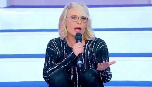 Maria De Filippi si infuria con Armando: "Basta! Sei un cretino"
