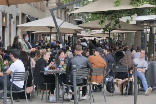 Piscine, bar e ristoranti: tutte le riaperture data per data
