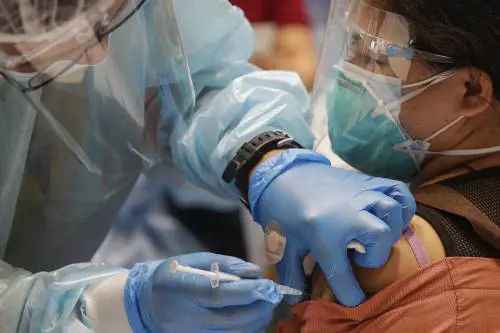 Gonfiori sul viso e miocarditi, nuovo allarme sui vaccini