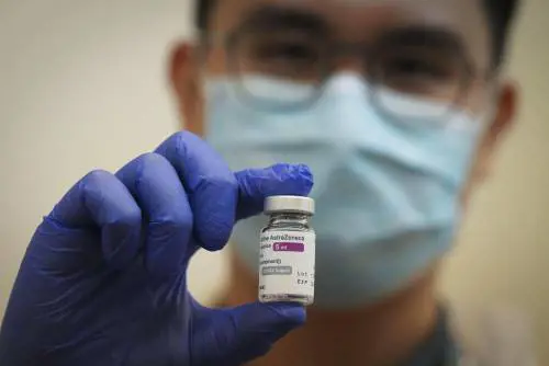La variante indiana adesso fa meno paura: "Pfizer e AstraZeneca sono molto efficaci"