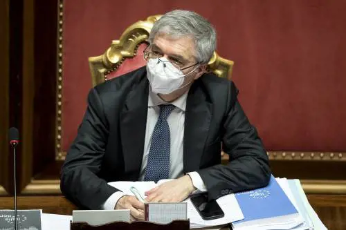 Franco promette il taglio di Irpef e Irap, Ma non spiega come