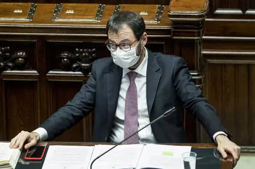 Grillini in tilt tra Patuanelli e il caso Formigoni. M5s e Pd, pressing per legge "salva Napoli"
