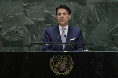 Conte arranca coi 5S ma straparla di Ue